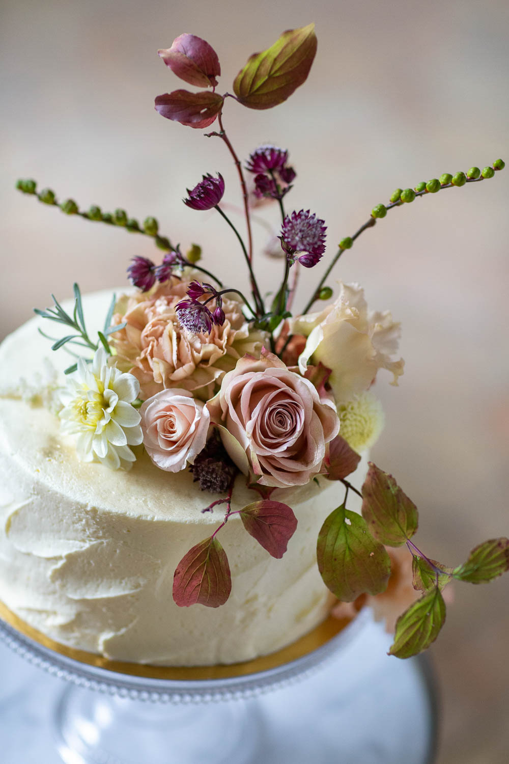 Buttercream Cake Flowers Topper Rose Château Elopement France Maru Photography