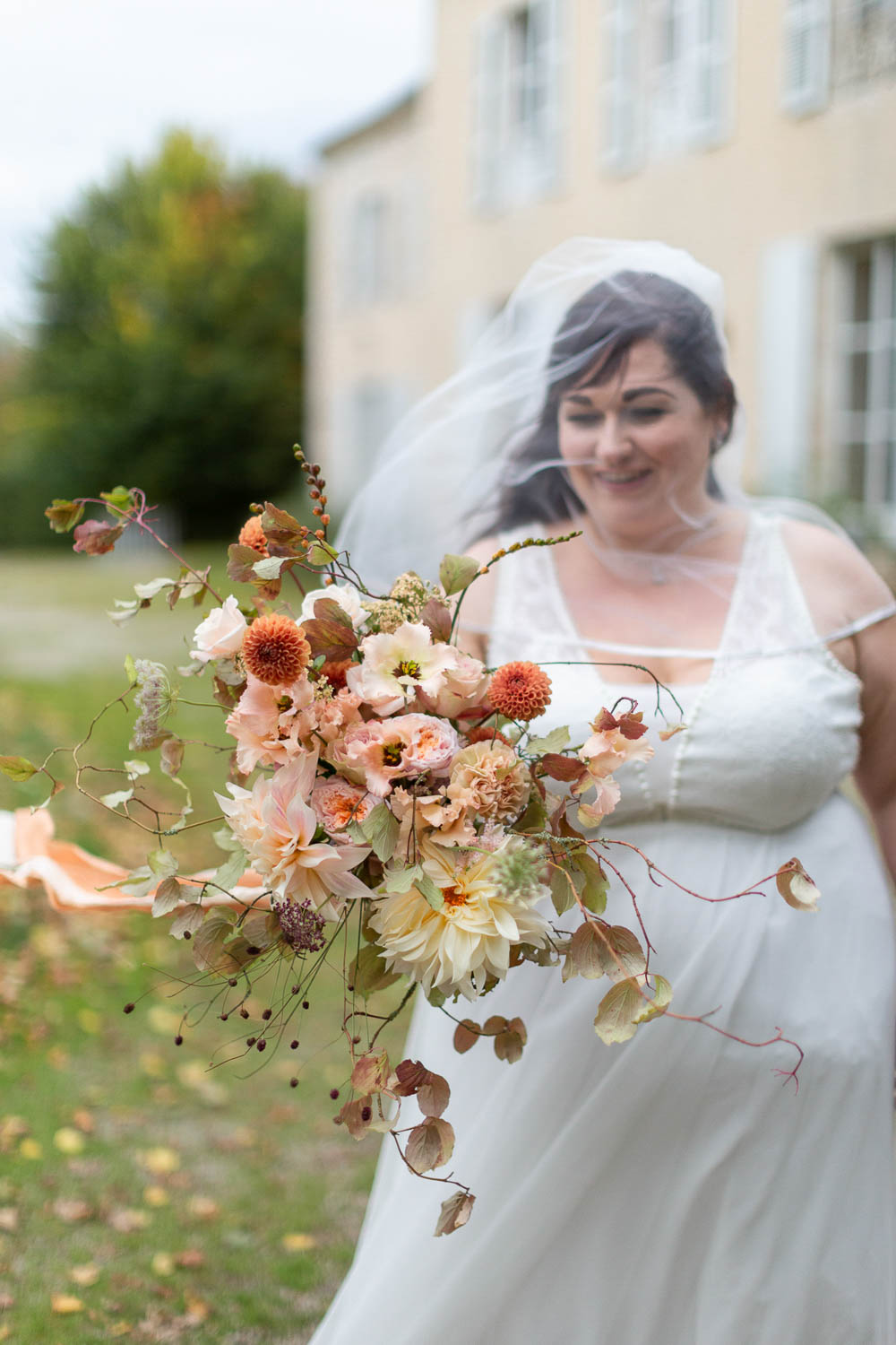 Bouquet Flowers Bride Bridal Ribbon Peach Cream Coral Dahlia Château Elopement France Maru Photography