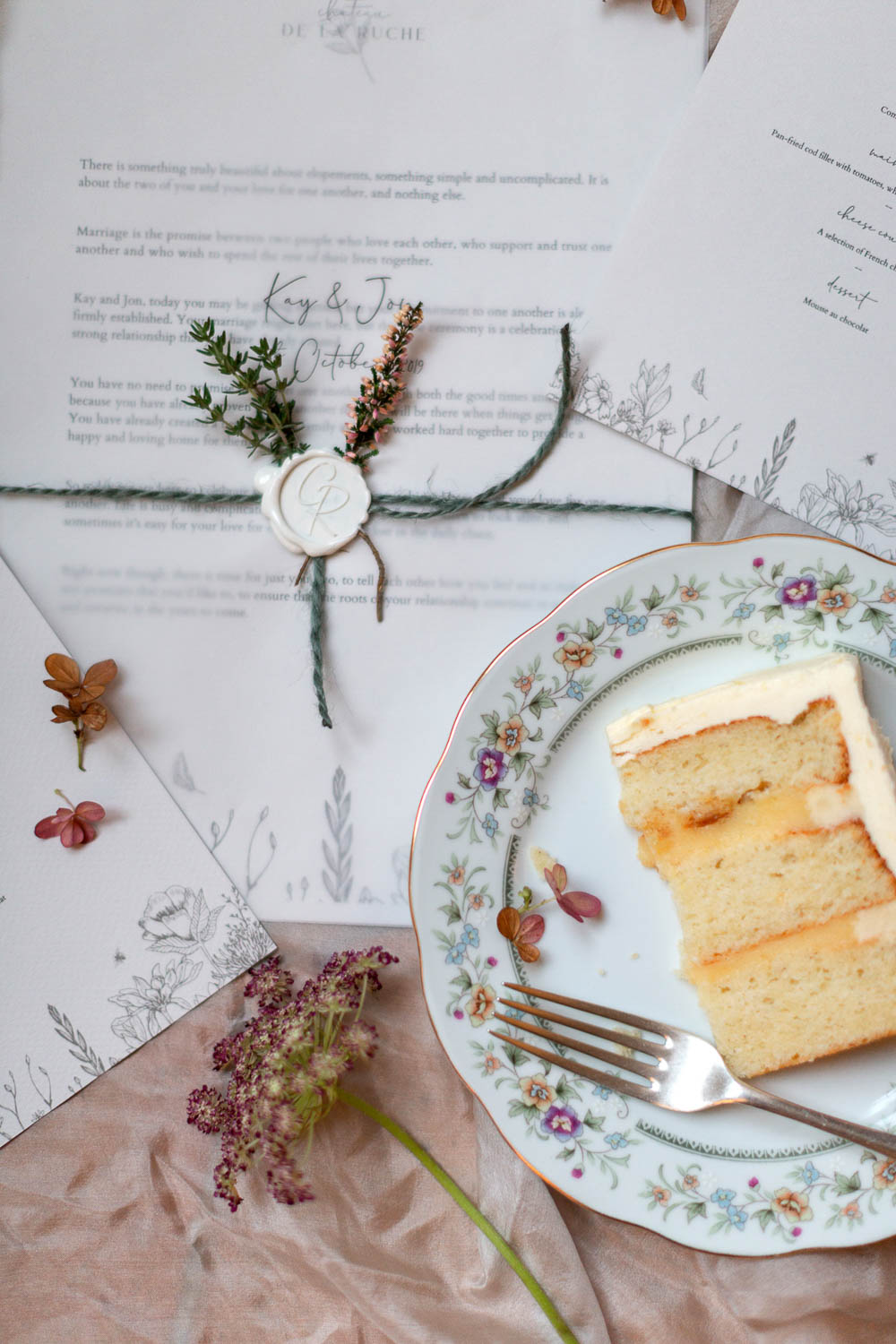 Sttionery Flowers Wax Seal Château Elopement France Maru Photography