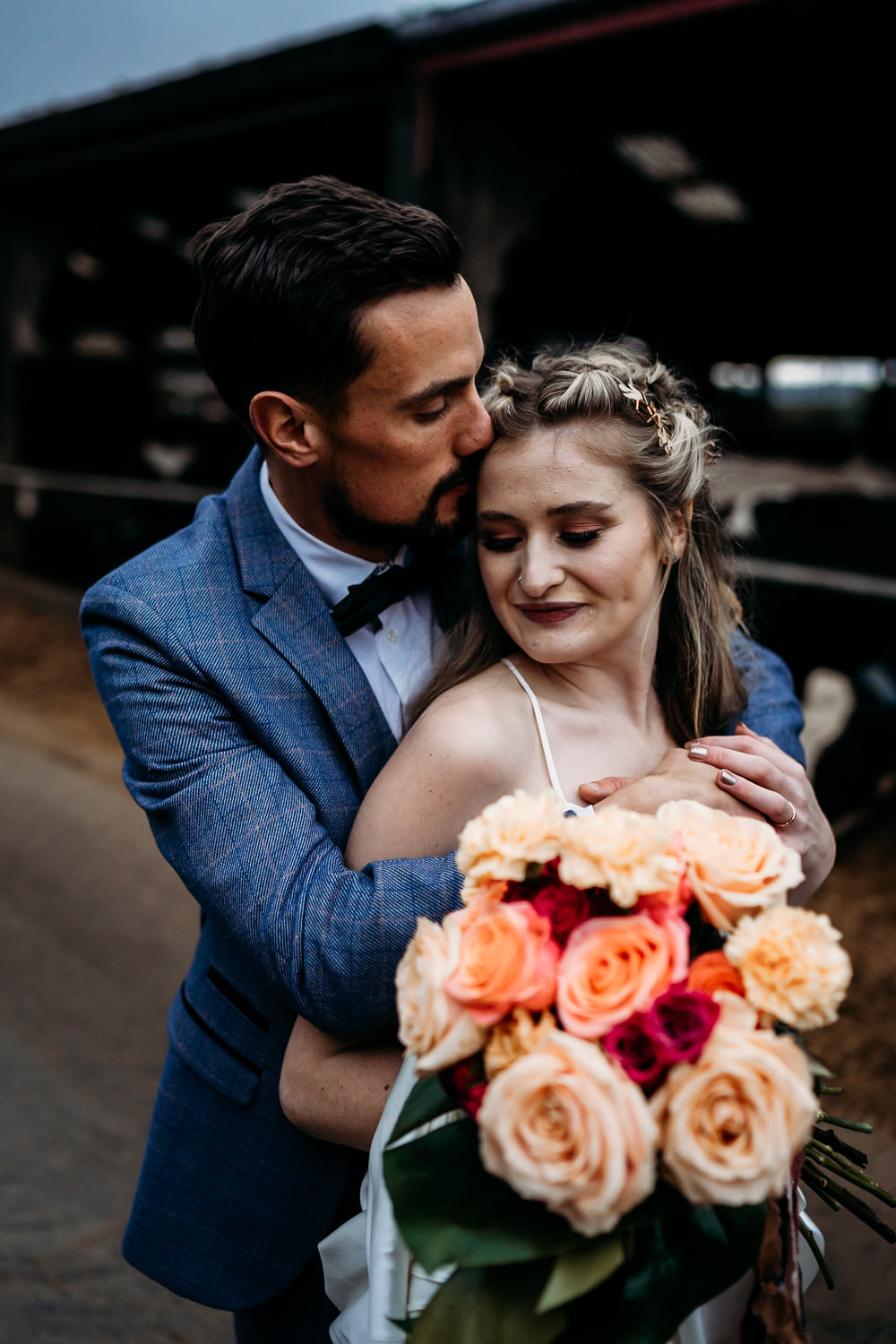 Bouquet Flowers Bride Bridal Rose Peach Apricot Balloon Wedding Ideas Leesha Williams Photography