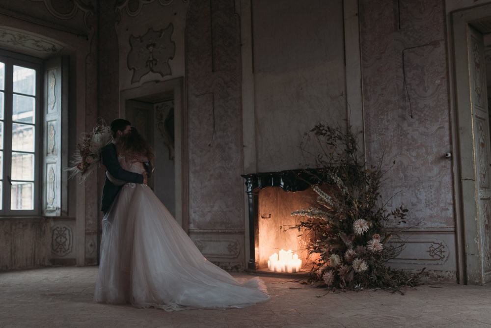 First Look Fireplace Flowers Italy Elopement Ideas Gradisca Portento Fotografica