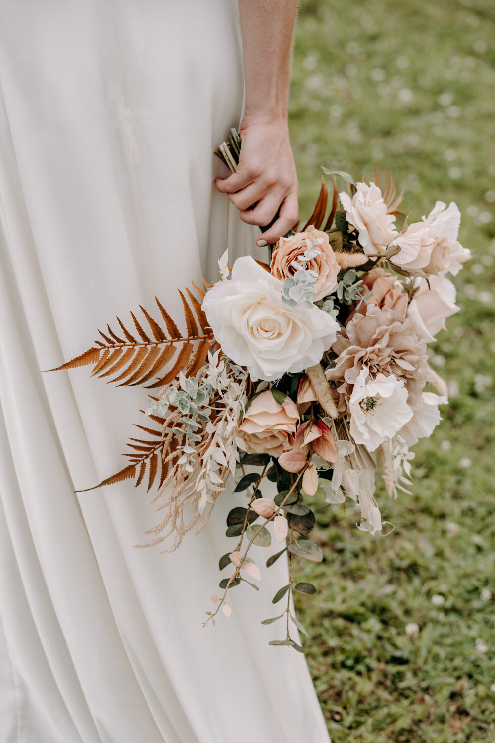 Bouquet Flowers Bride Bridal Dried Flowers Palm Rose Foliage Blush Sustainable Wedding Ideas EKR Pictures