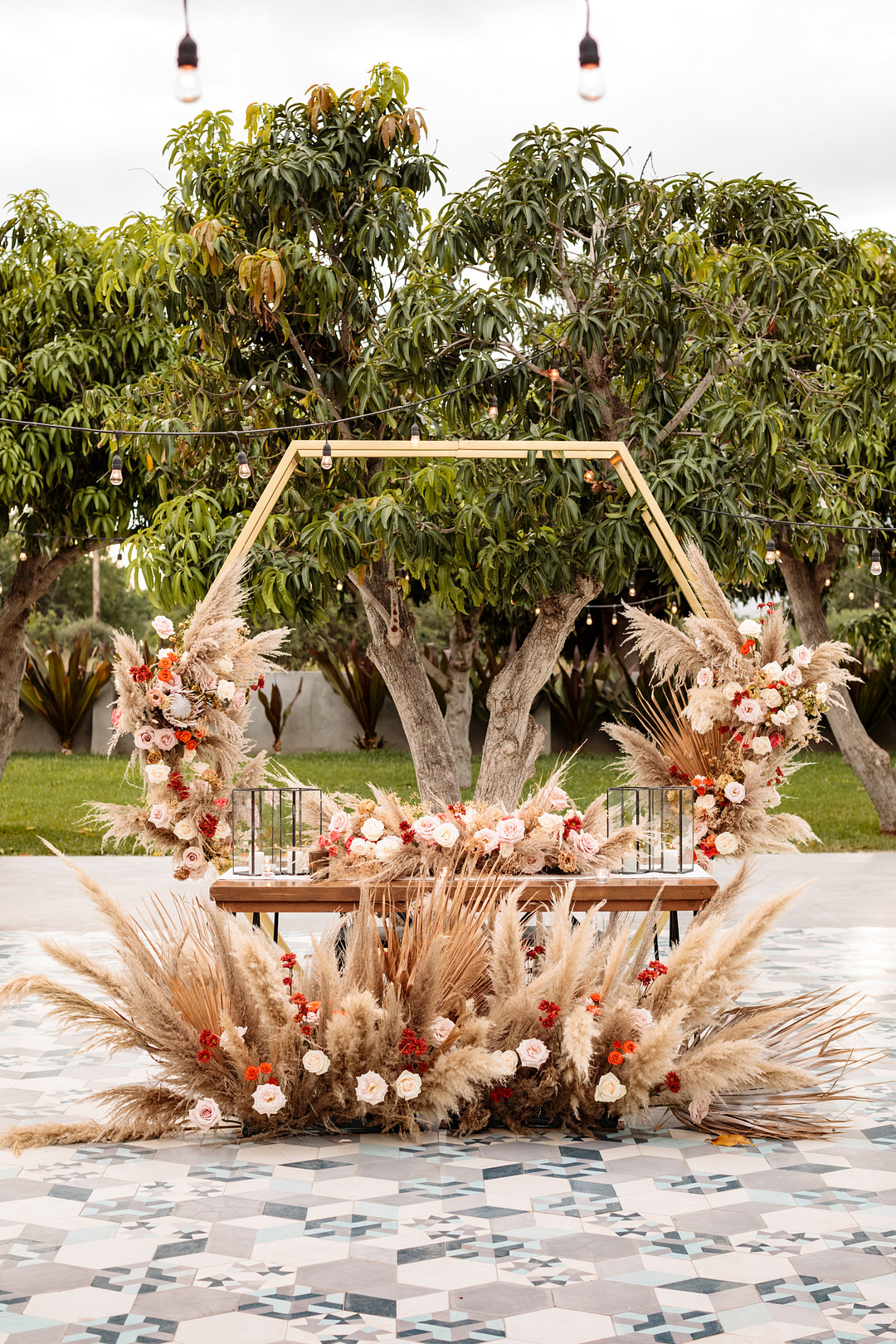 Acre Baja Wedding Anna Gomes Photo Sweetheart Table Hexagon Arch Pampas Grass