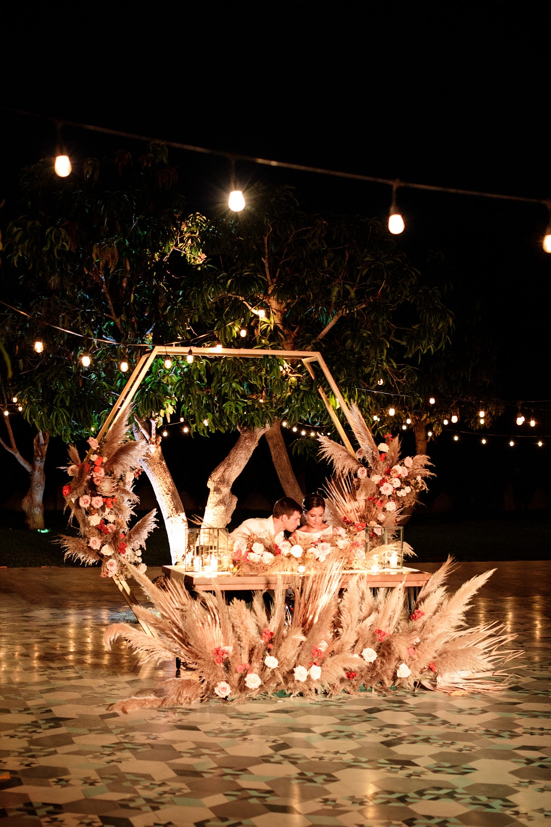 Acre Baja Wedding Anna Gomes Photo Sweetheart Table Hexagon Arch Pampas Grass