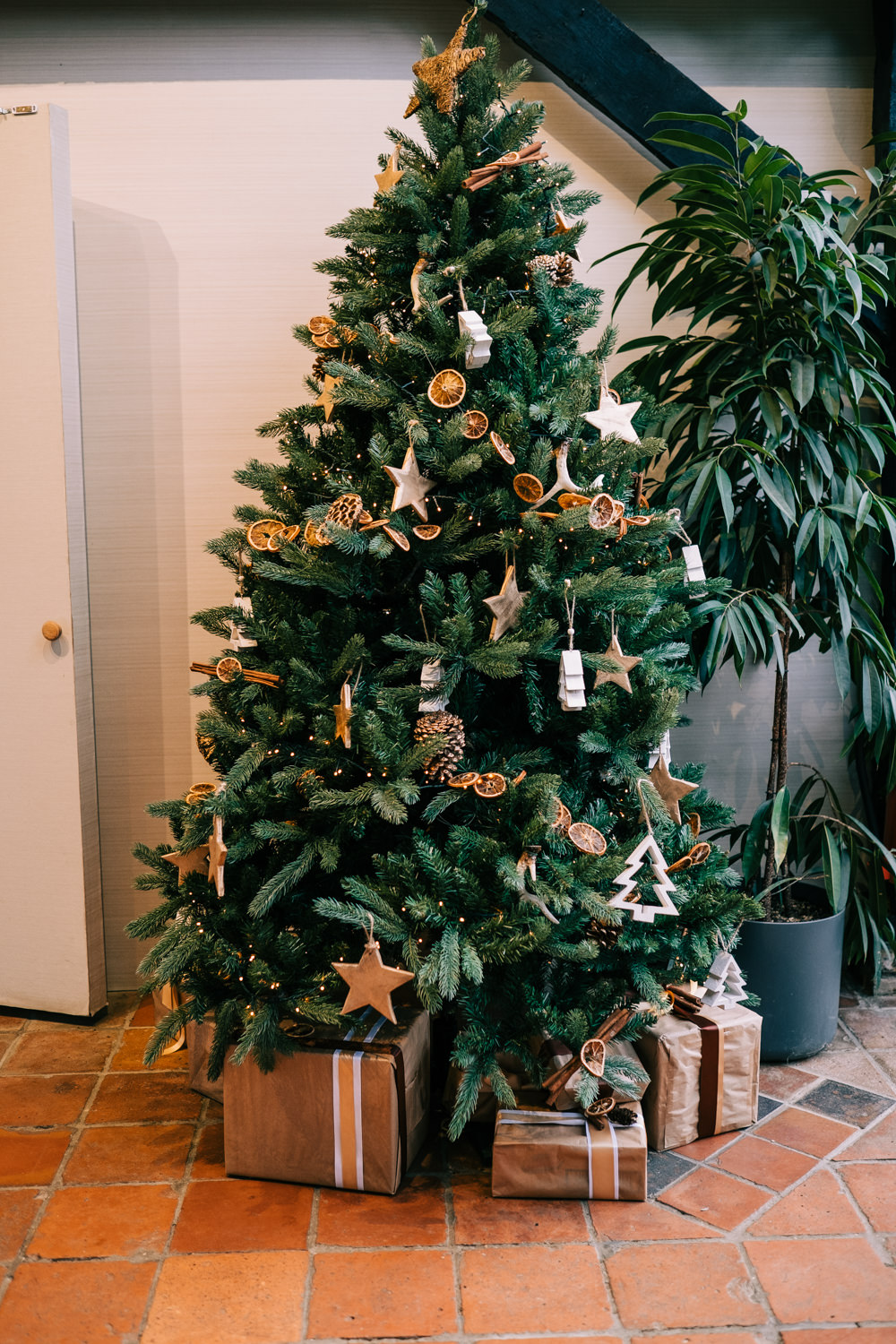 South Farm Christmas Wedding Lee Allison Photography Christmas Tree Decor
