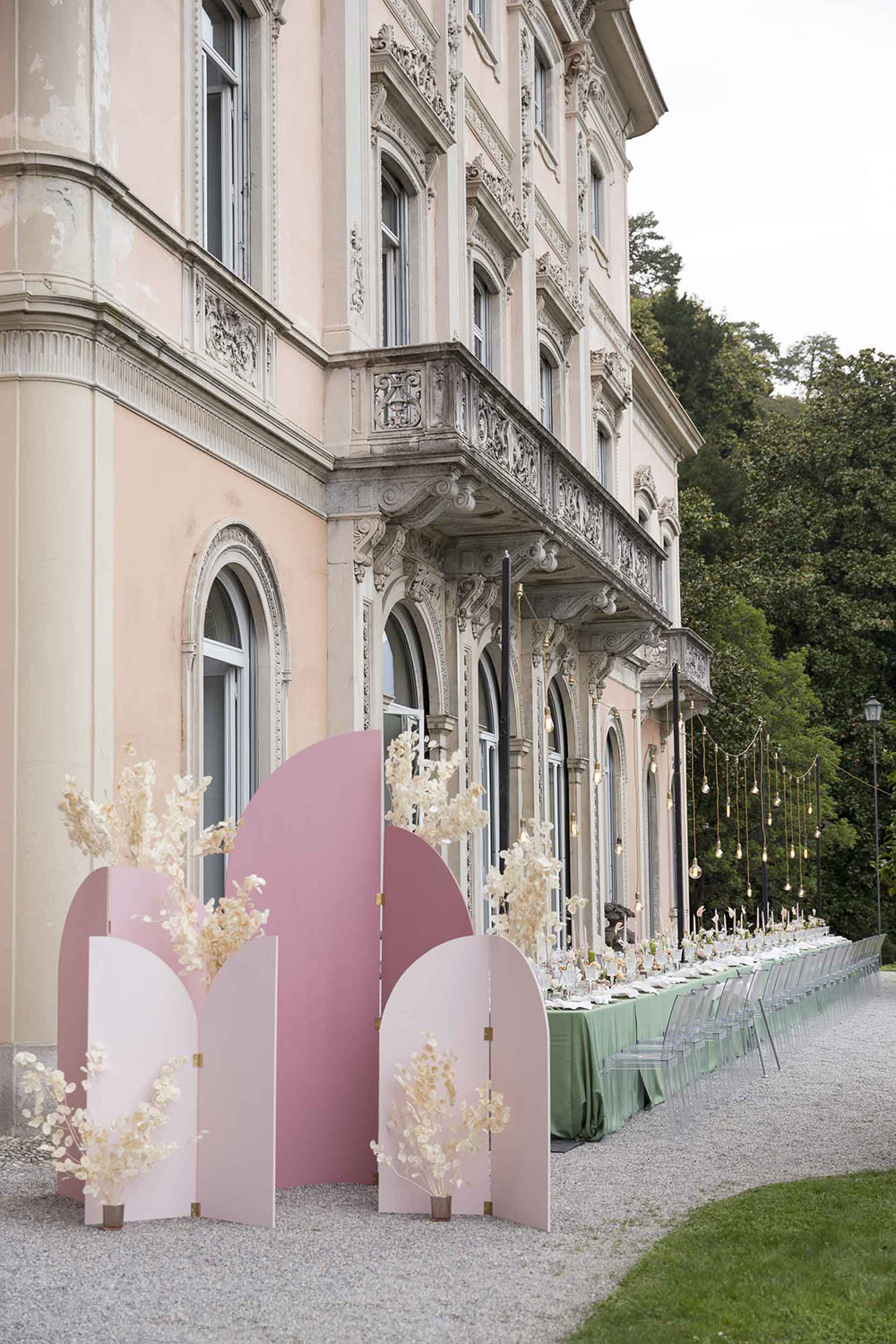 Pink Arch Backdrop Decor Table Tablescape Green Festoon Lights Outdoor Villa del Grumello Wedding L’Ordine della Giarrettiera