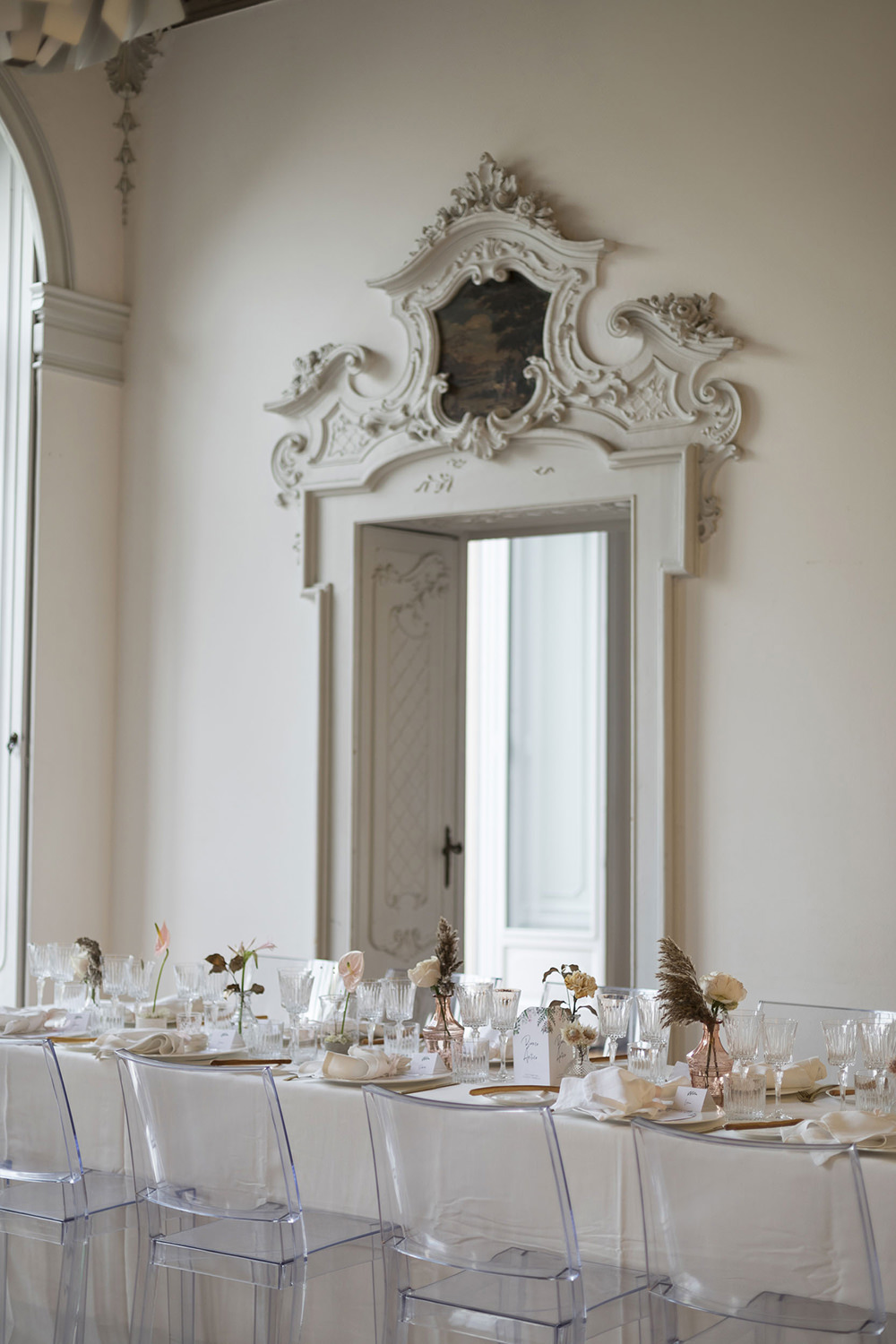 Table Decor Flowers Ghost Chairs Modern Villa del Grumello Wedding L’Ordine della Giarrettiera
