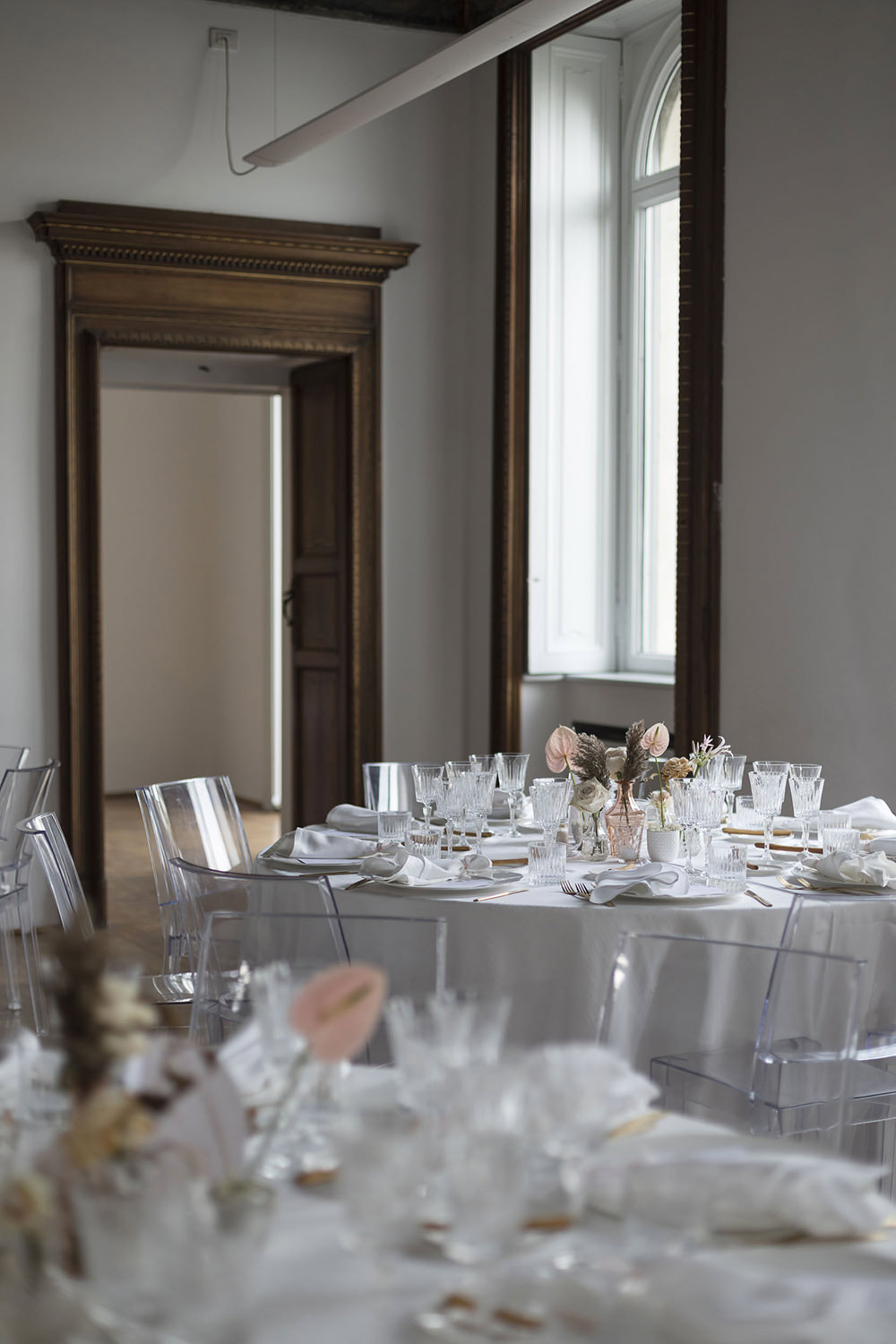Table Decor Flowers Ghost Chairs Modern Villa del Grumello Wedding L’Ordine della Giarrettiera