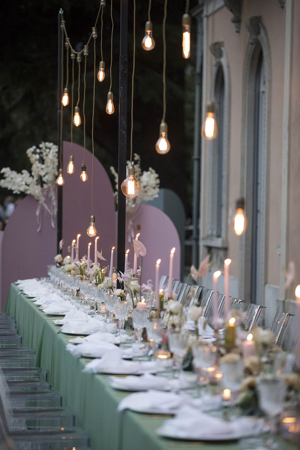 Pink Arch Backdrop Decor Table Tablescape Green Festoon Lights Outdoor Villa del Grumello Wedding L’Ordine della Giarrettiera