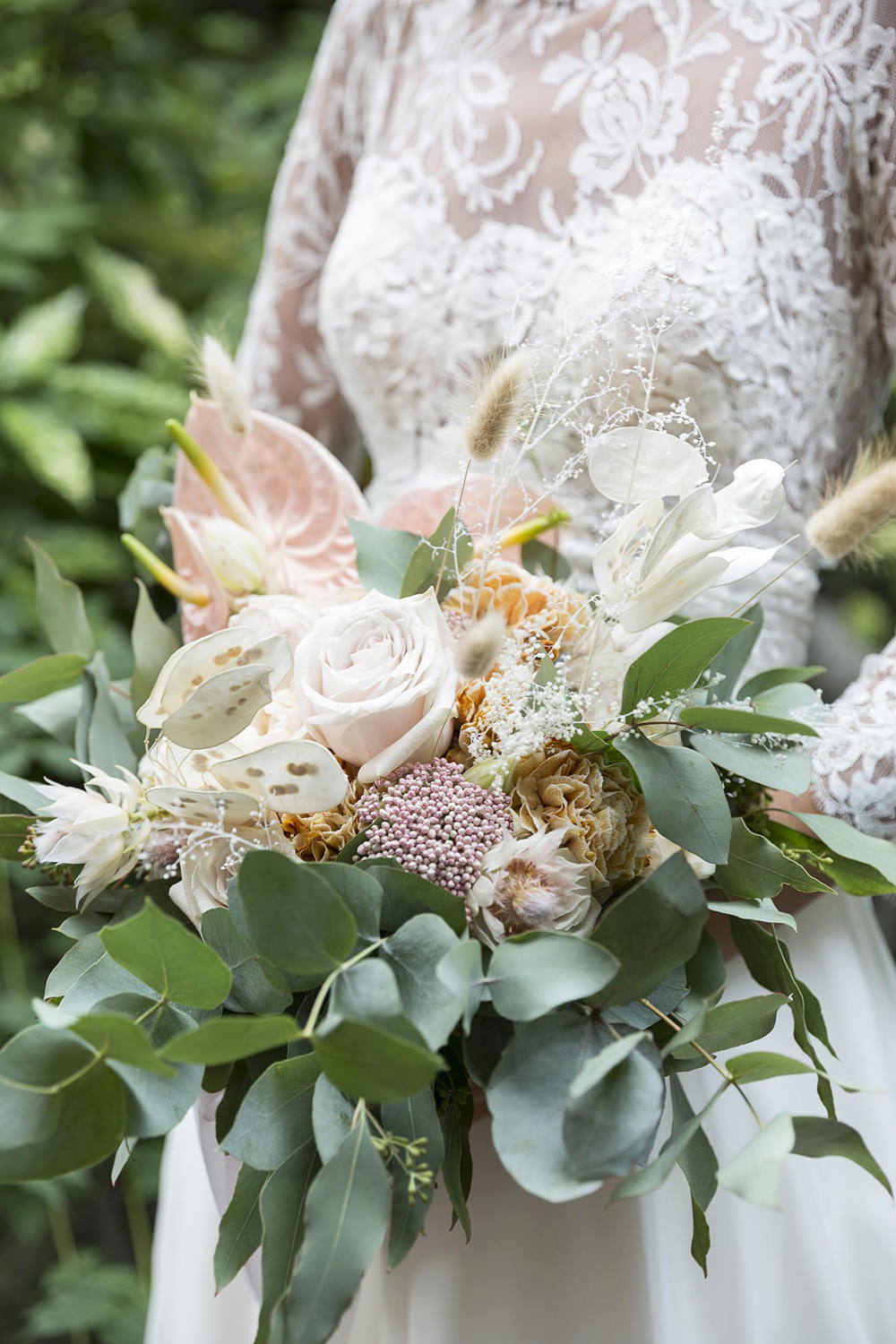 Bouquet Flowers Bride BRidal Greenery Rose Flamingo Flower Villa del Grumello Wedding L’Ordine della Giarrettiera