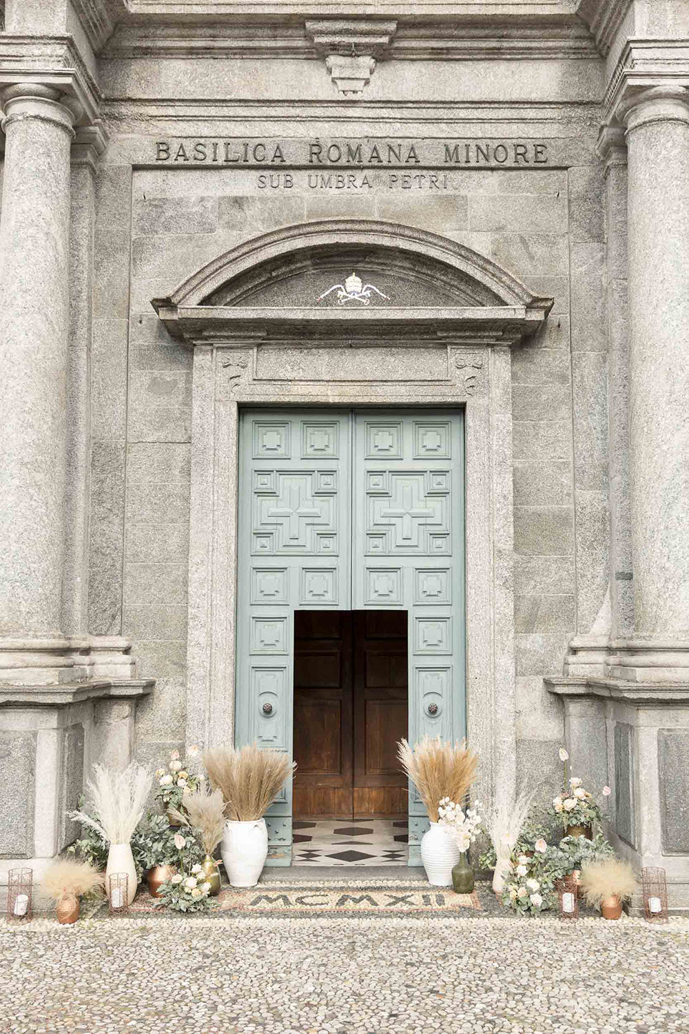 Ceremony Church Entrance Door Flowers Pampas Grass Villa del Grumello Wedding L’Ordine della Giarrettiera