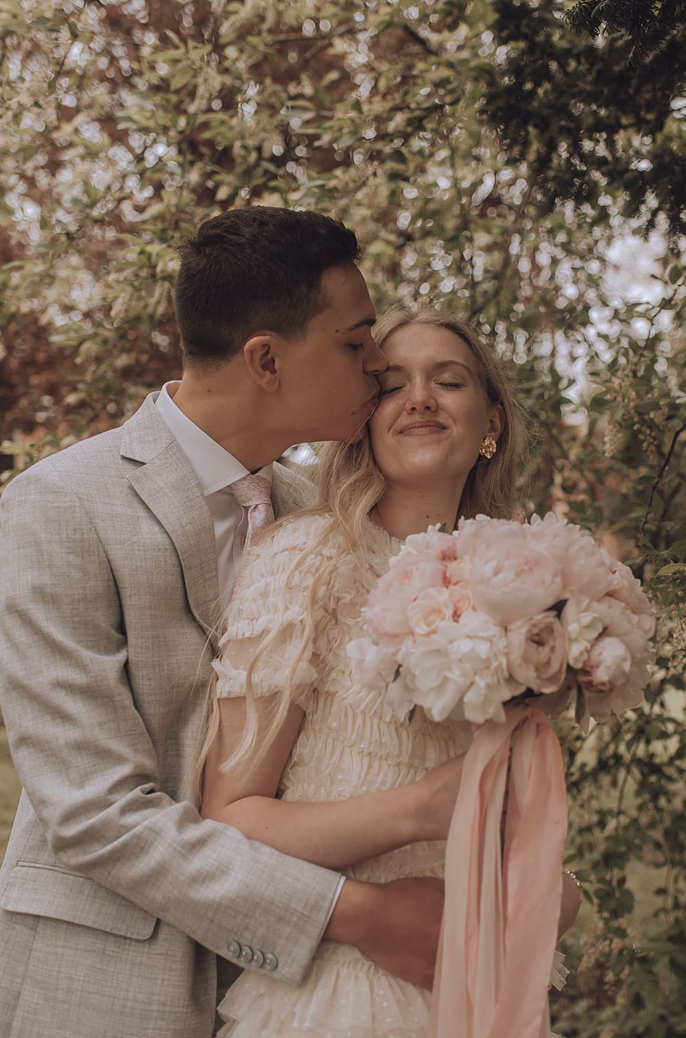 Northamptonshire Weddings | Real Wedding Stories in Northamptons, image size:1000x1512