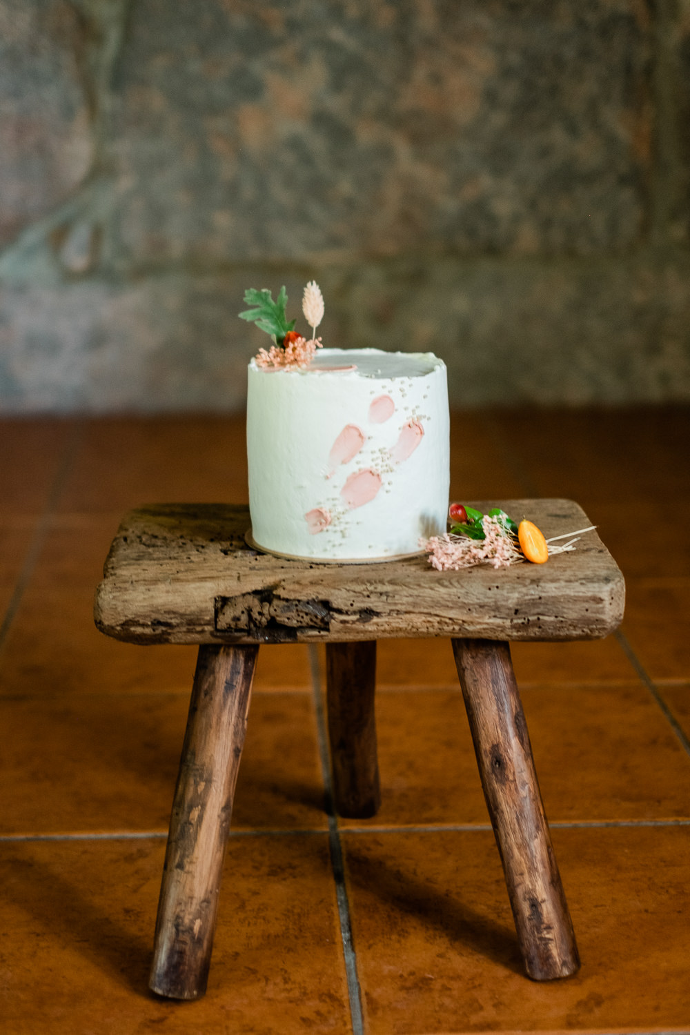 Brushstroke Cake Flowers Stool Quinta da Fonte Fria Wedding Ana Pastoria