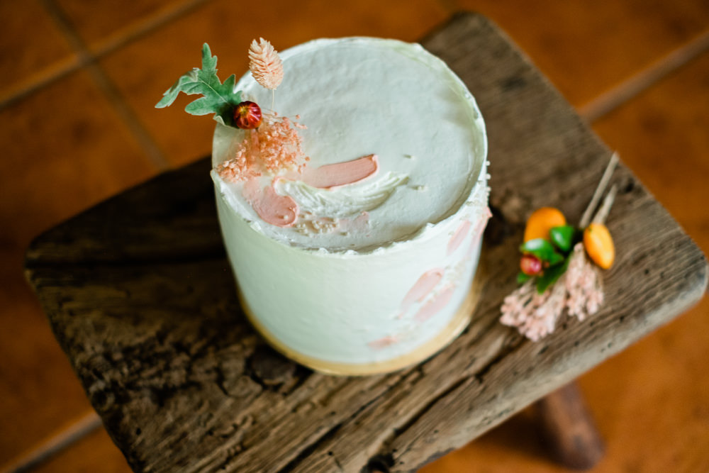 Brushstroke Cake Flowers Stool Quinta da Fonte Fria Wedding Ana Pastoria