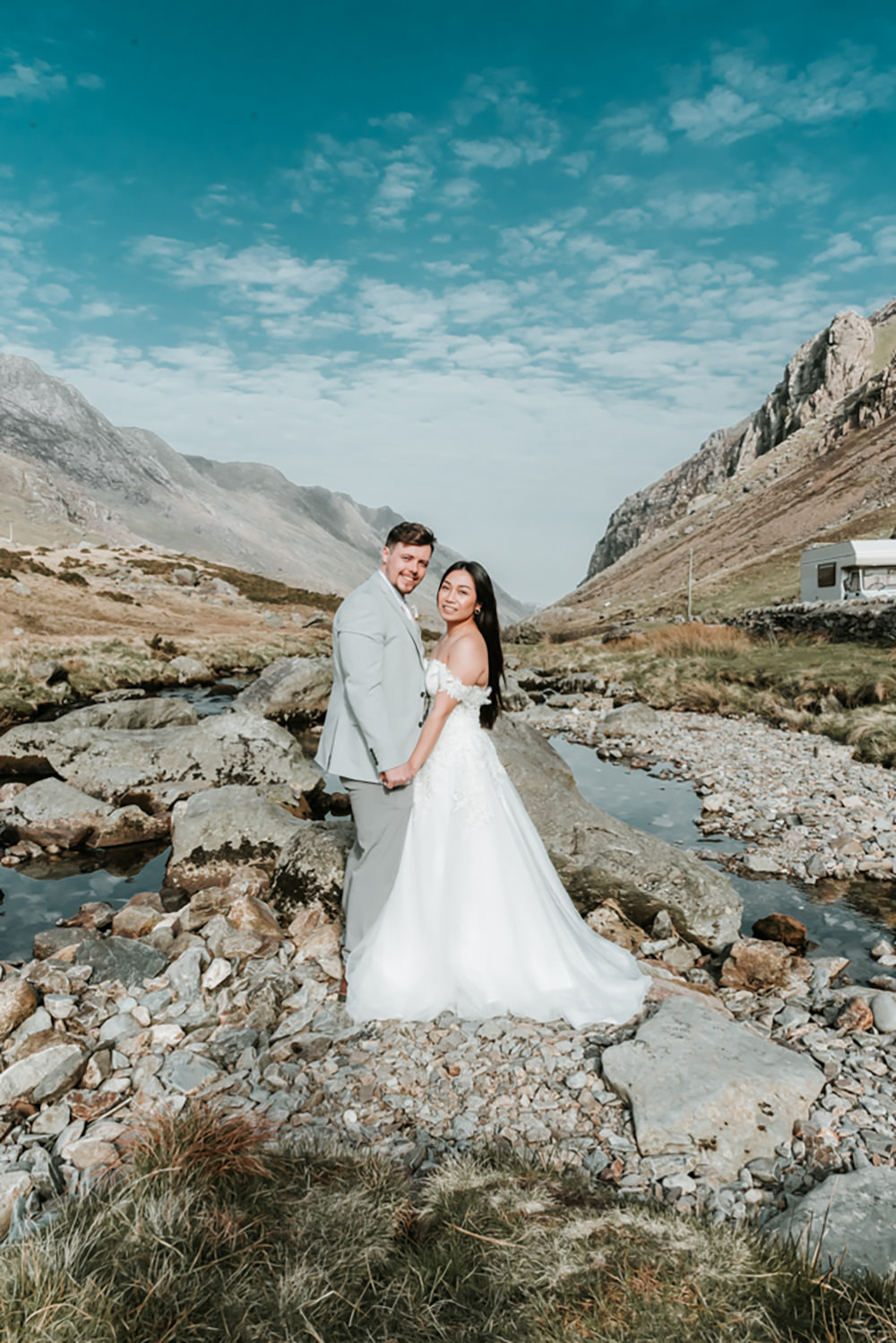 Breathtakingly Beautiful Mount Snowdon Wedding Adventure, image size:1000x1497