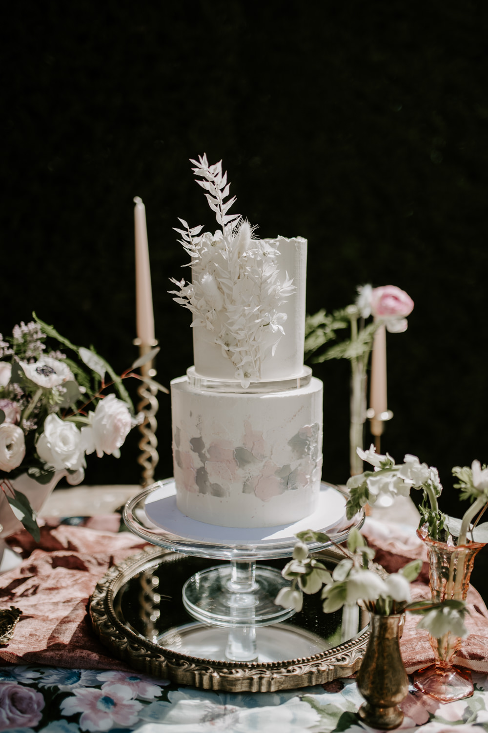 White Cake Two Tier Brush Stokes Dried Grass Gaddesden Estate Wedding Laura Williams Photography
