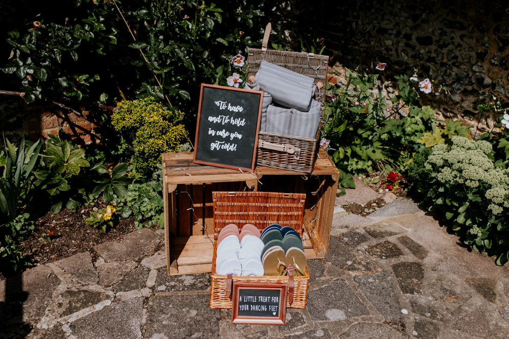 Flip Flops Decor Woodn Crate Oxfordshire Pub Wedding PhotoBart