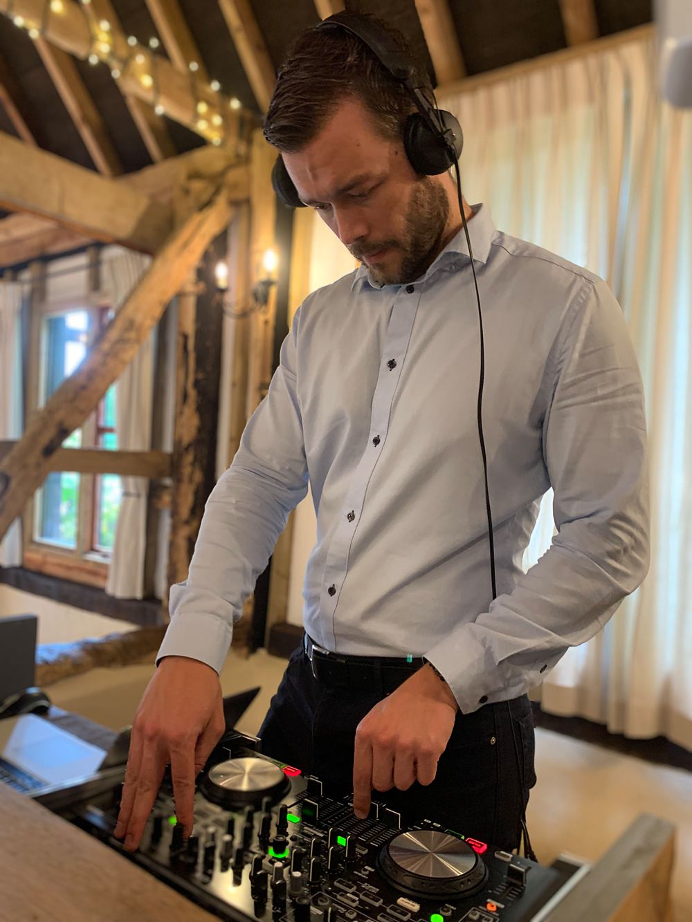 Wedding DJ Hire London - Fizz and Groove