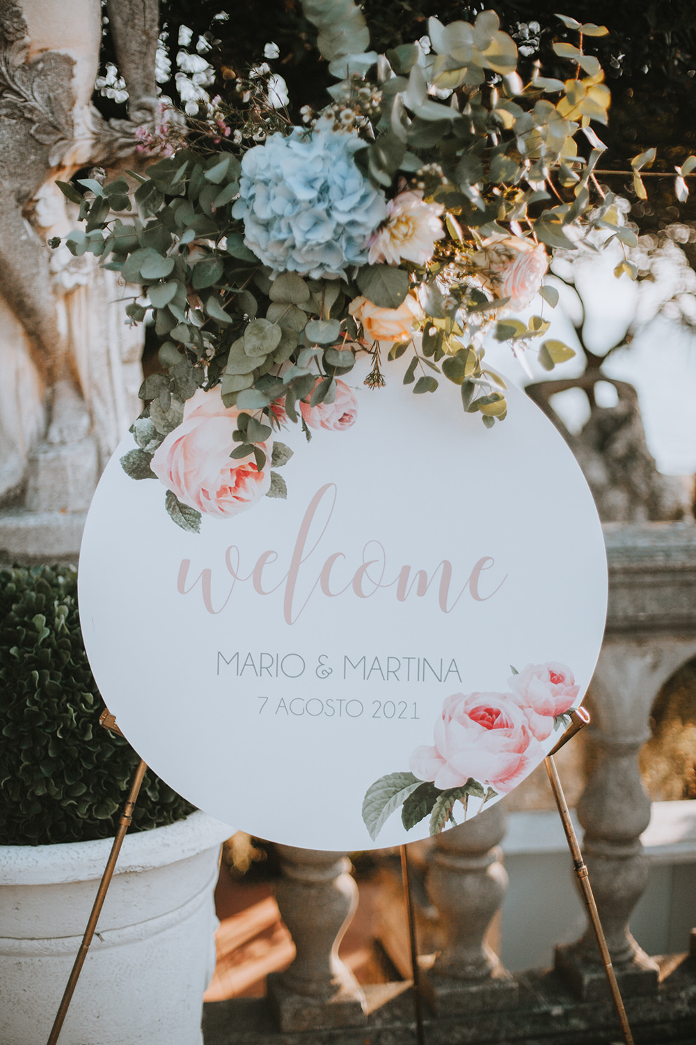 Circle Round Welcome Sign Pink Blue Flowers Rose Hydrangea Tuscany Villa Wedding Caterina Neri
