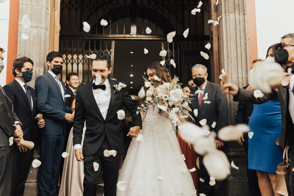 Confetti Throw Ecuador Wedding Michelle Agurto