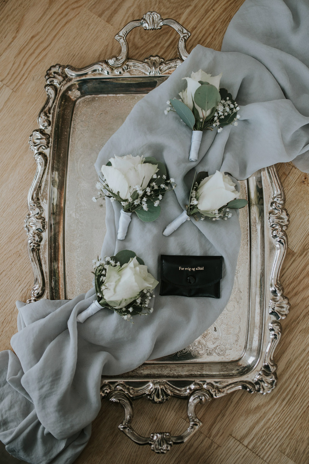 Buttonhole White Flowers Rose Gyp Greenery Igloo Hotel Wedding TS Foto Design