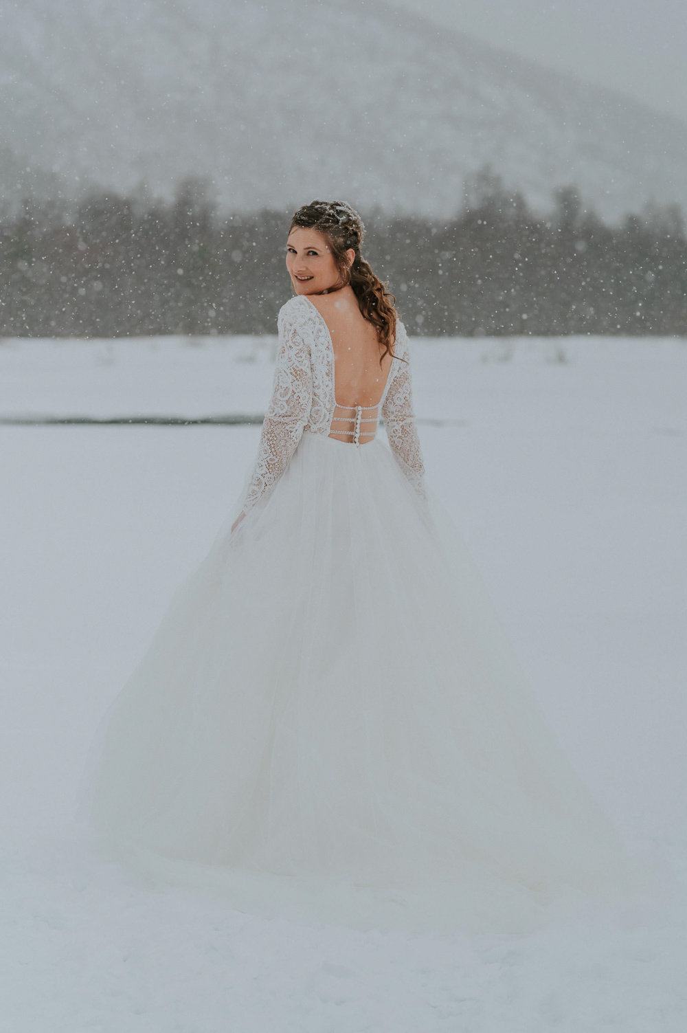 Backless Long Sleeved Dress Tulle Skirt Bride Bridal Igloo Hotel Wedding TS Foto Design