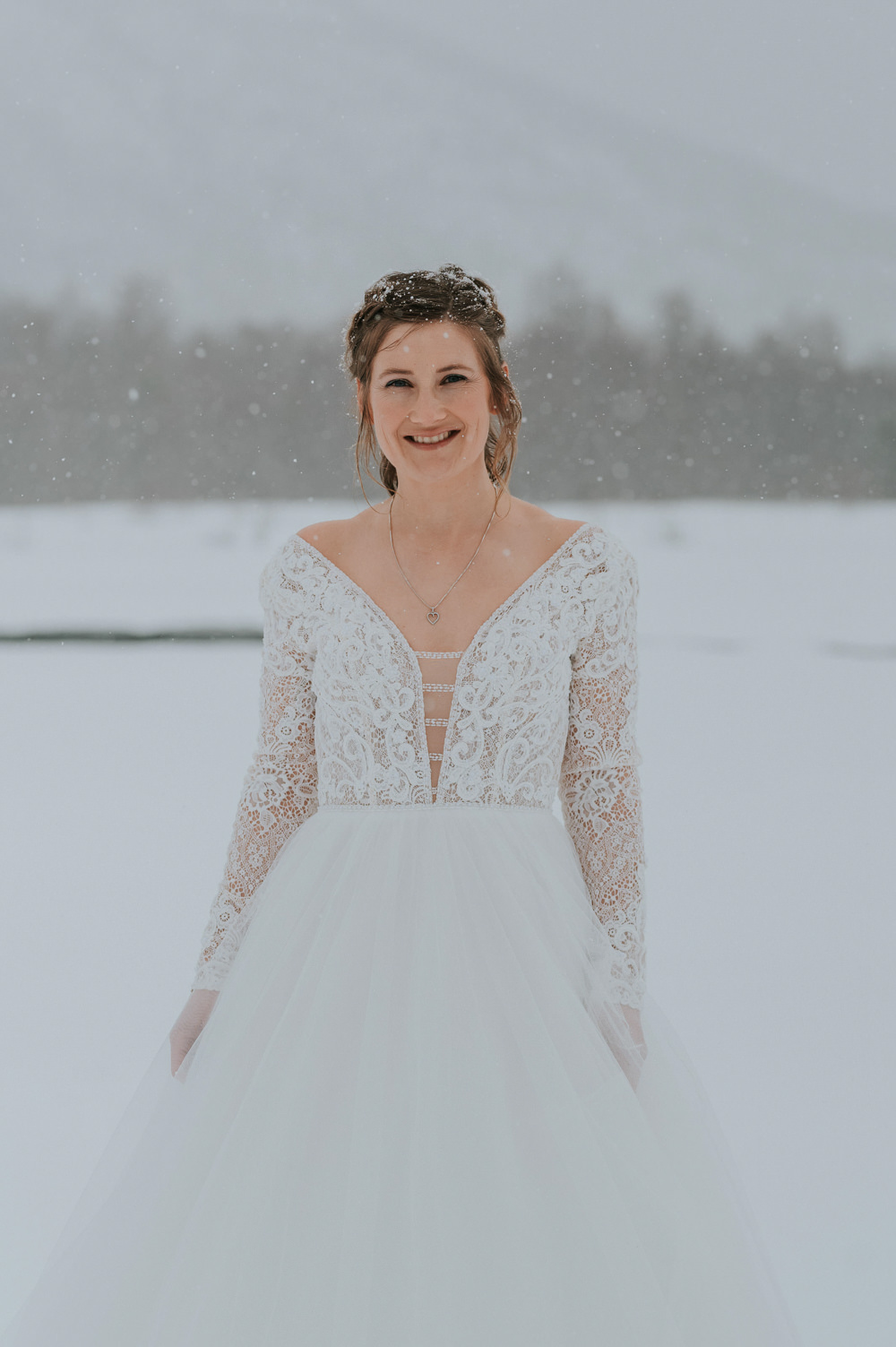 Backless Long Sleeved Dress Tulle Skirt Bride Bridal Igloo Hotel Wedding TS Foto Design