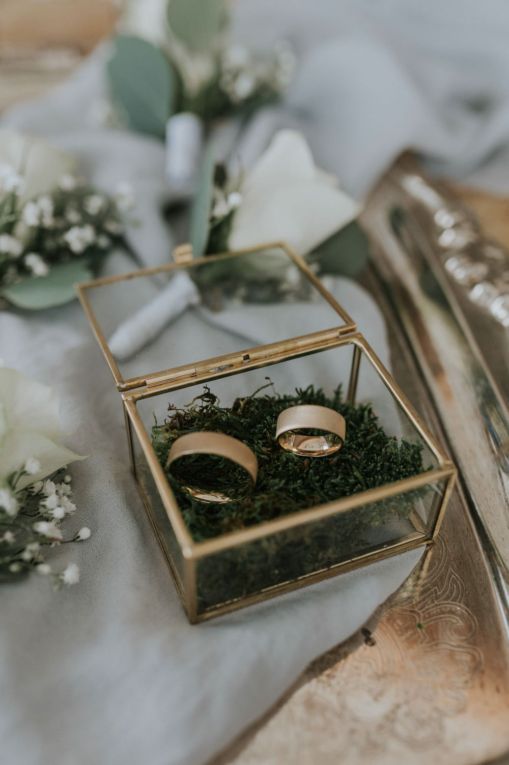 Wedding Rings Band Glass Box Igloo Hotel Wedding TS Foto Design