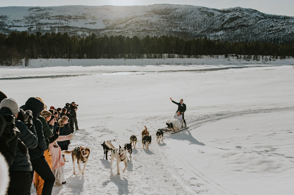 Digs Sleigh Snow Winter Sleigh Igloo Hotel Wedding TS Foto Design