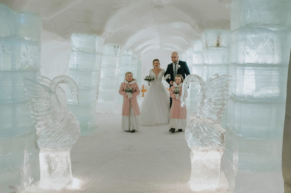 Swan Ice Sculptures Igloo Hotel Wedding TS Foto Design