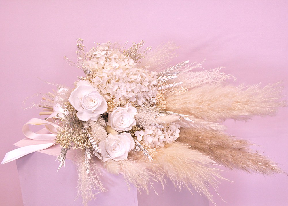 Dried Pampas Bouquet Horseshoe Flowers