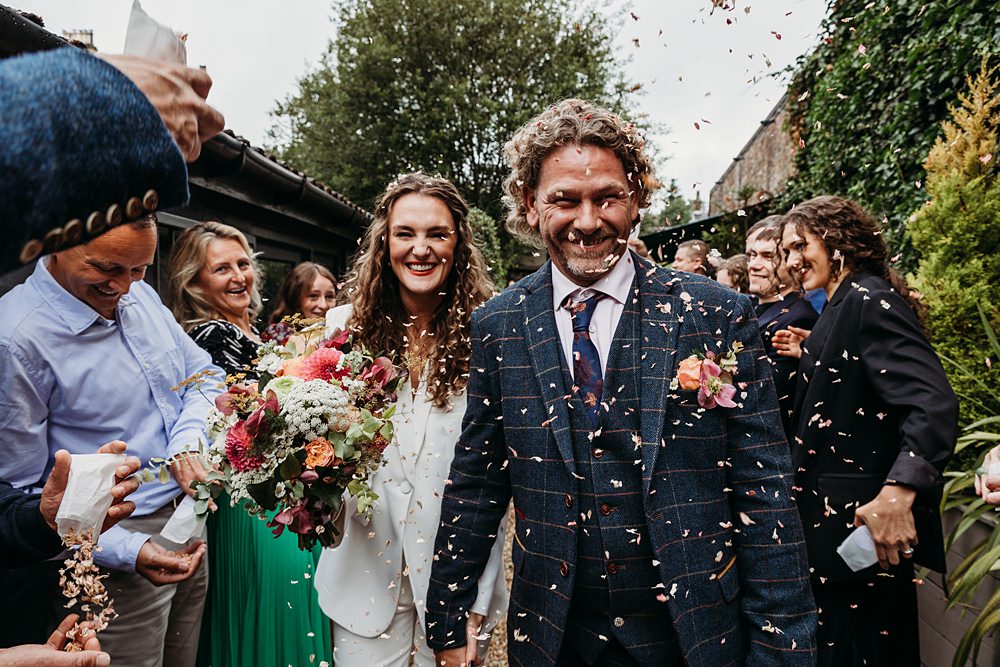 Confetti Throw Bothy Glasgow Wedding Struve Photography