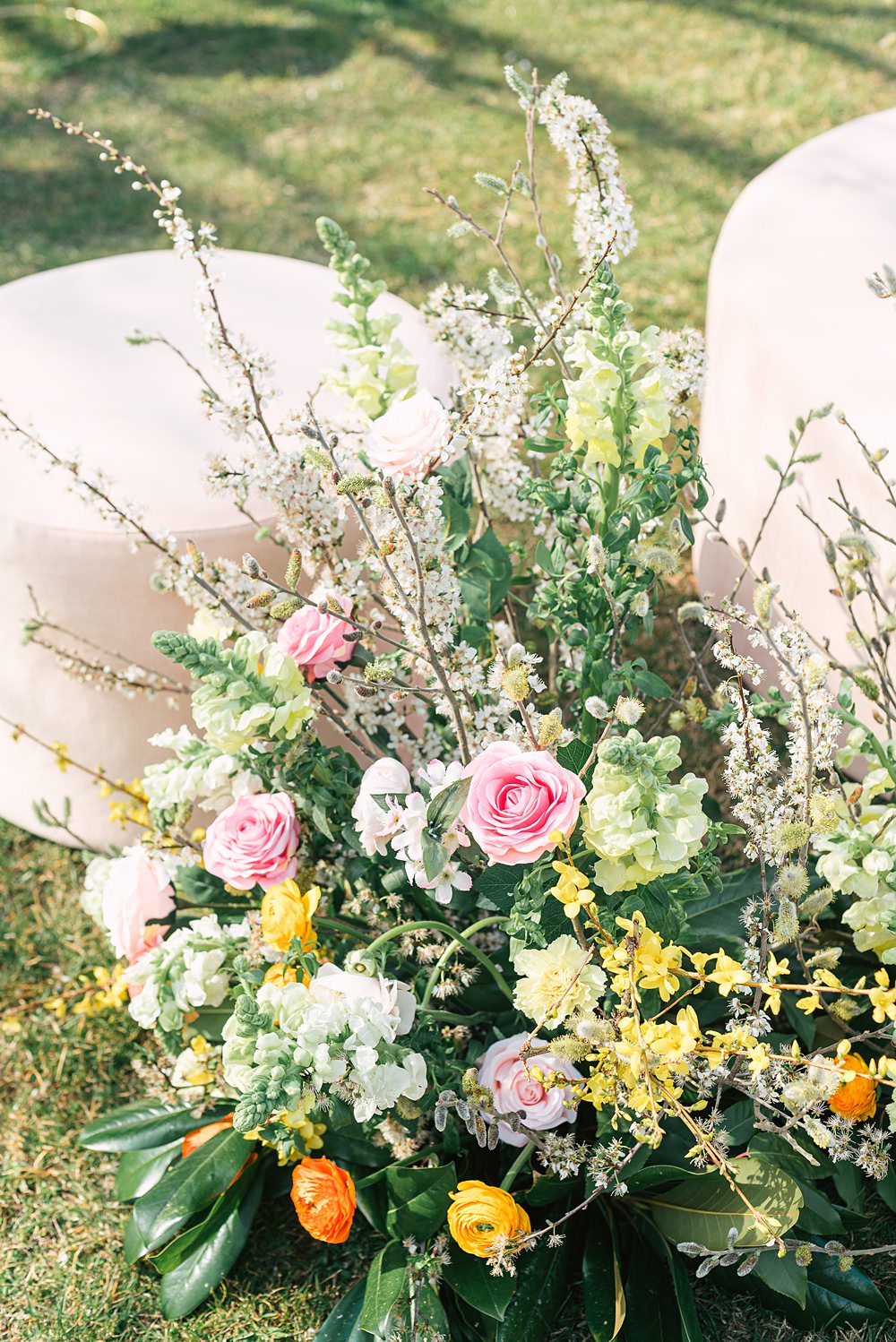Aisle Pink Stools Meadow Floor Flowers Ceremony Villa Orsi di Azzate Wedding Rossella Putino