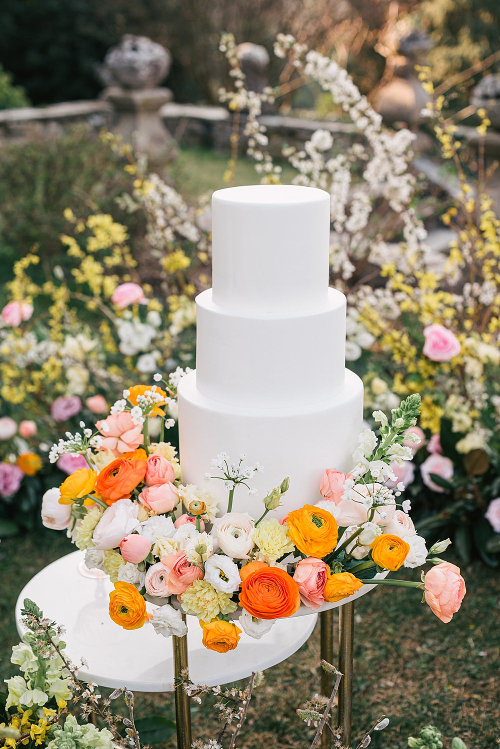 White Cake Spring Flowers Table Villa Orsi di Azzate Wedding Rossella Putino