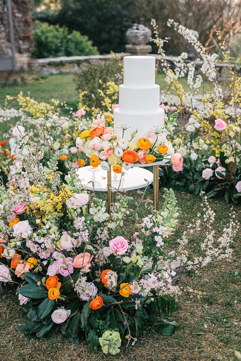 White Cake Spring Flowers Table Villa Orsi di Azzate Wedding Rossella Putino