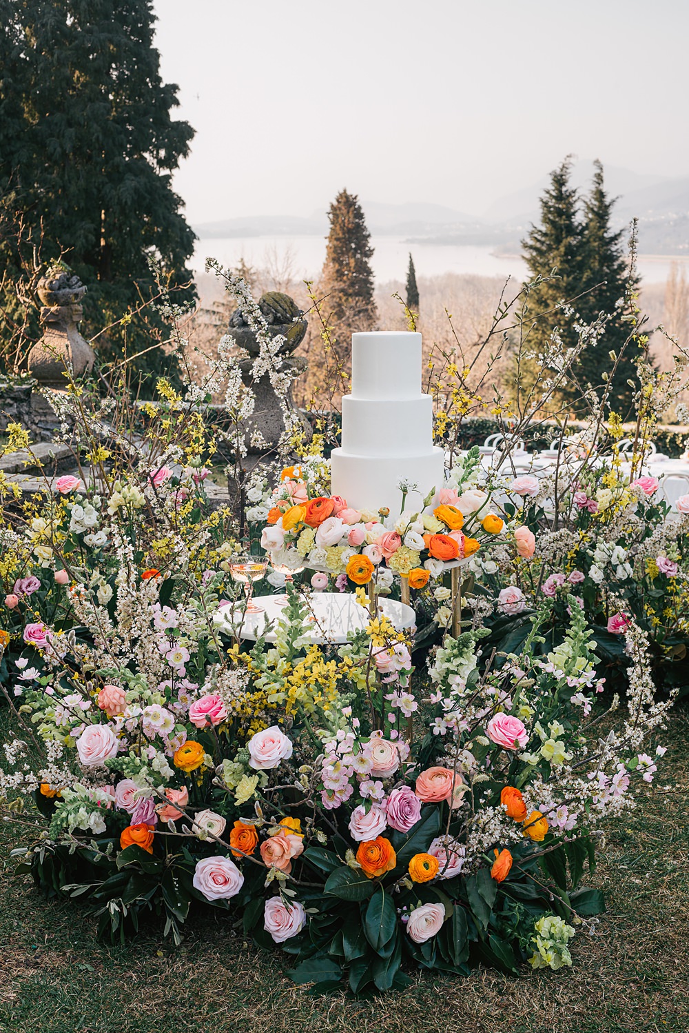 White Cake Spring Flowers Table Villa Orsi di Azzate Wedding Rossella Putino