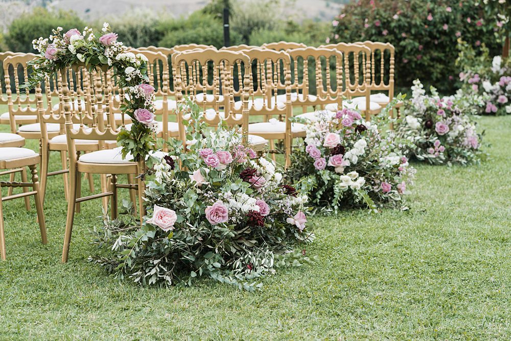 Aisle Flowers Meadow Borgo di Castelvecchio Wedding Punti di Bianco
