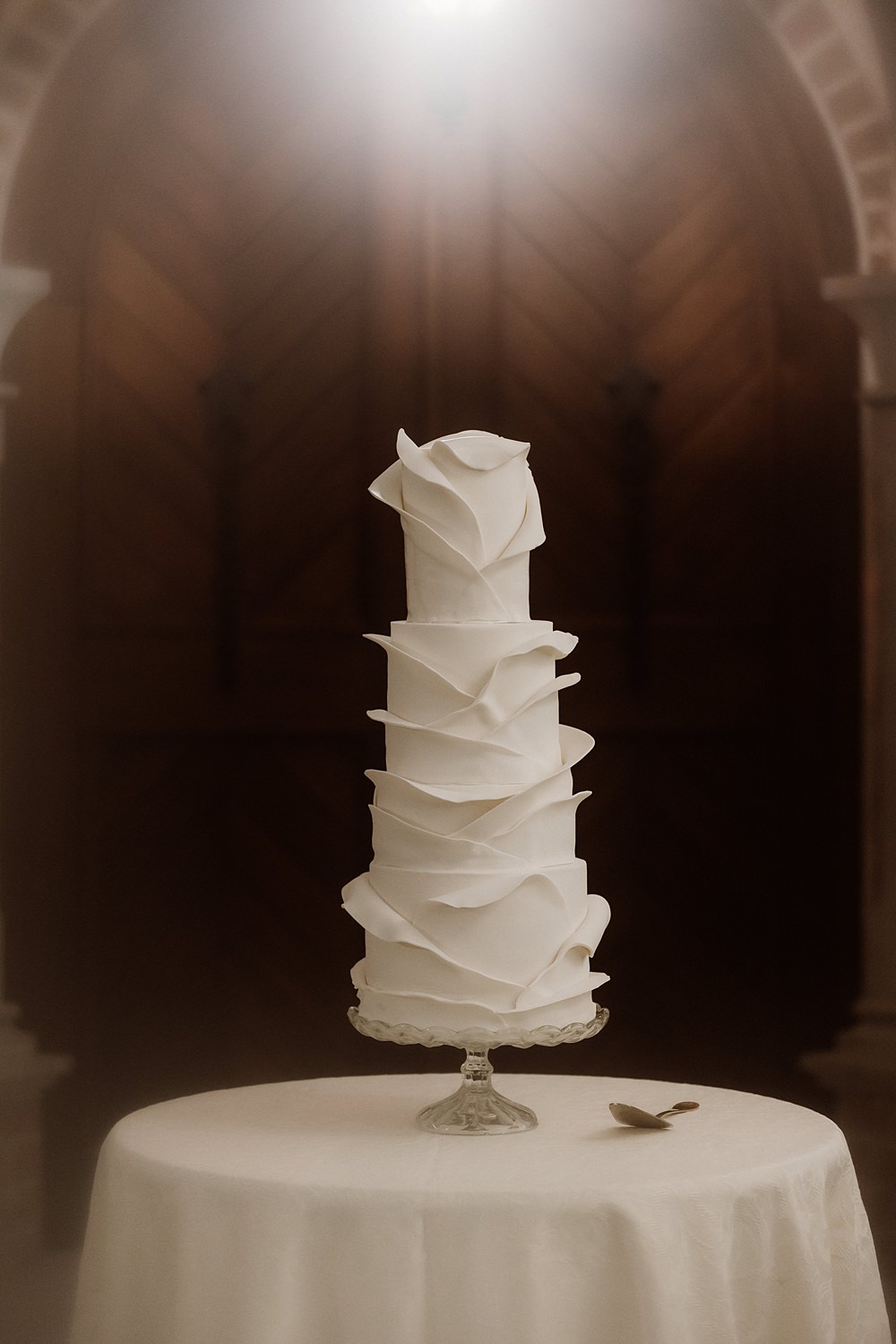 Ruffle 3 Tier White Cake Château Ste-Agnès Wedding Crémeux Photo