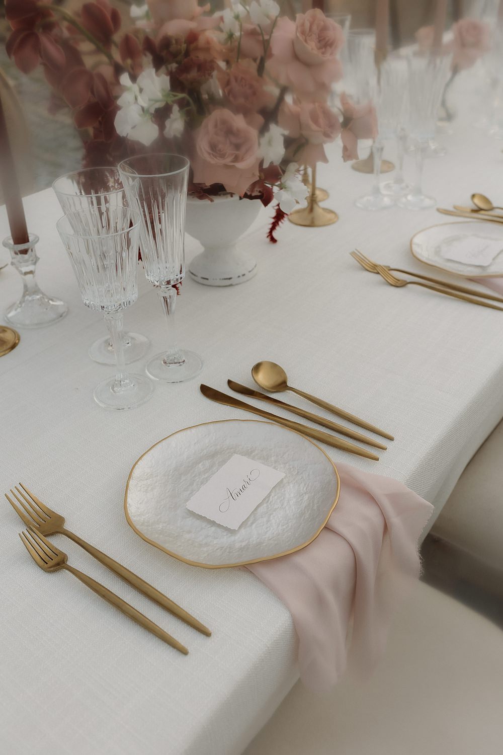 Table Decor Setting Gold Pink Red Place Setting Château Ste-Agnès Wedding Crémeux Photo