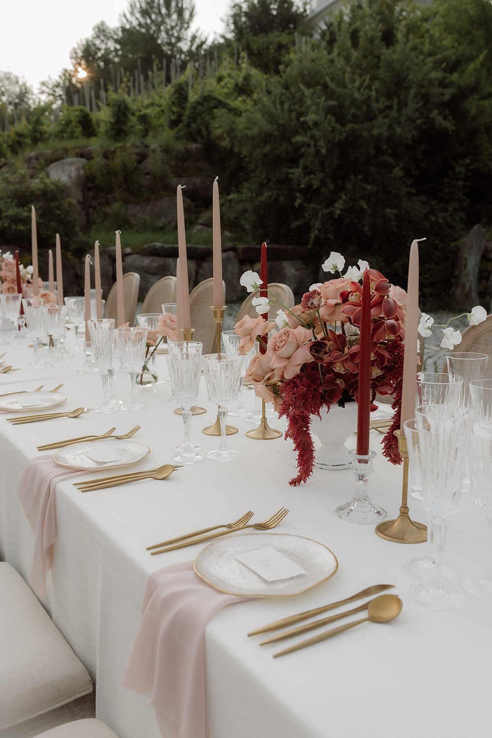 Table Decor Setting Gold Pink Red Place Setting Château Ste-Agnès Wedding Crémeux Photo