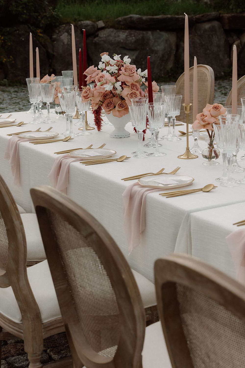 Table Decor Setting Gold Pink Red Place Setting Château Ste-Agnès Wedding Crémeux Photo