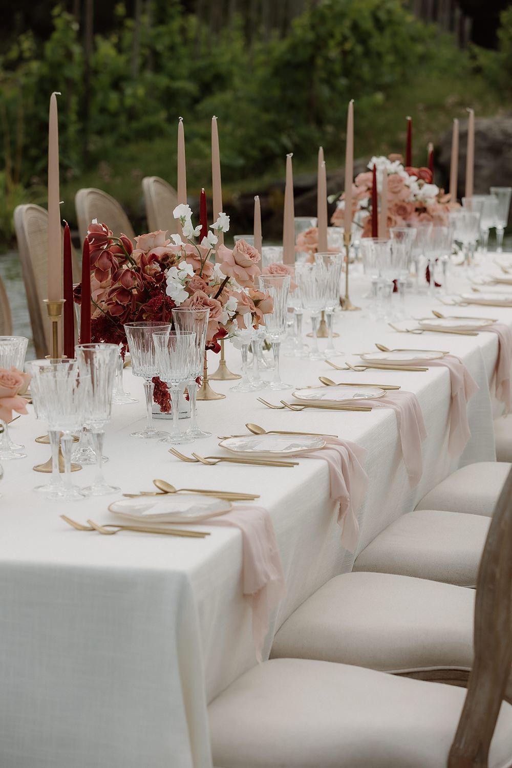 Table Decor Setting Gold Pink Red Place Setting Château Ste-Agnès Wedding Crémeux Photo
