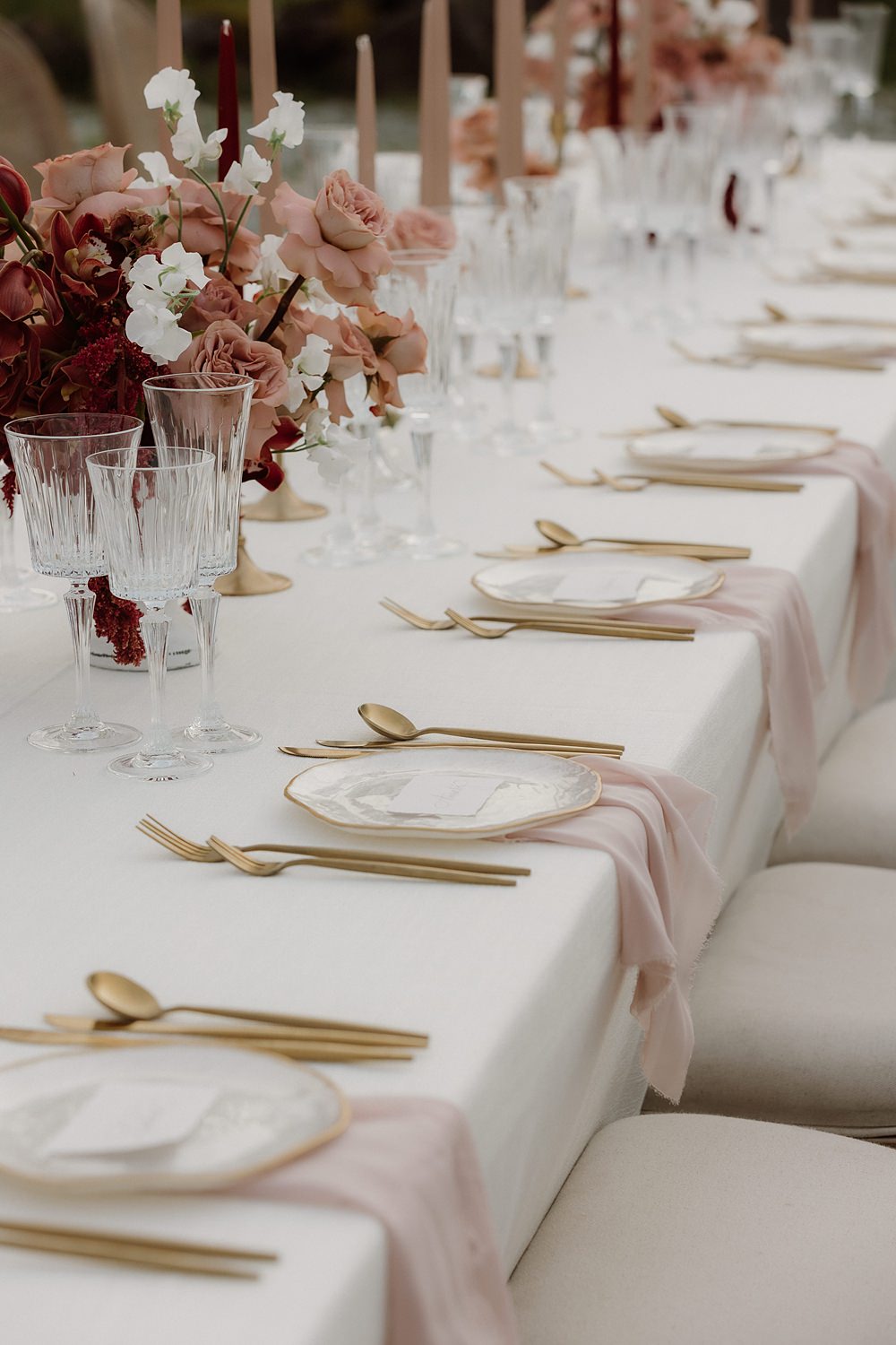 Table Decor Setting Gold Pink Red Place Setting Château Ste-Agnès Wedding Crémeux Photo
