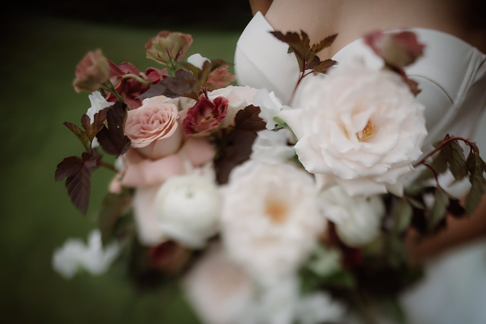Bouquet Bride Flowers Pink Red Château Ste-Agnès Wedding Crémeux Photo