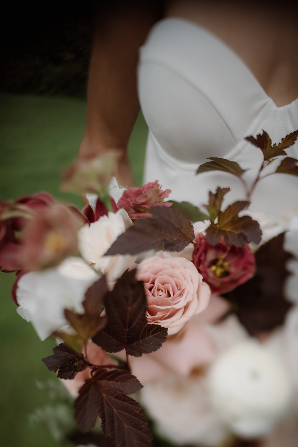 Bouquet Bride Flowers Pink Red Château Ste-Agnès Wedding Crémeux Photo