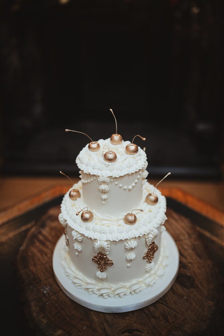 Harry Potter Gold Cream Cherry Iced Cake Wedding Idea Boda Photography