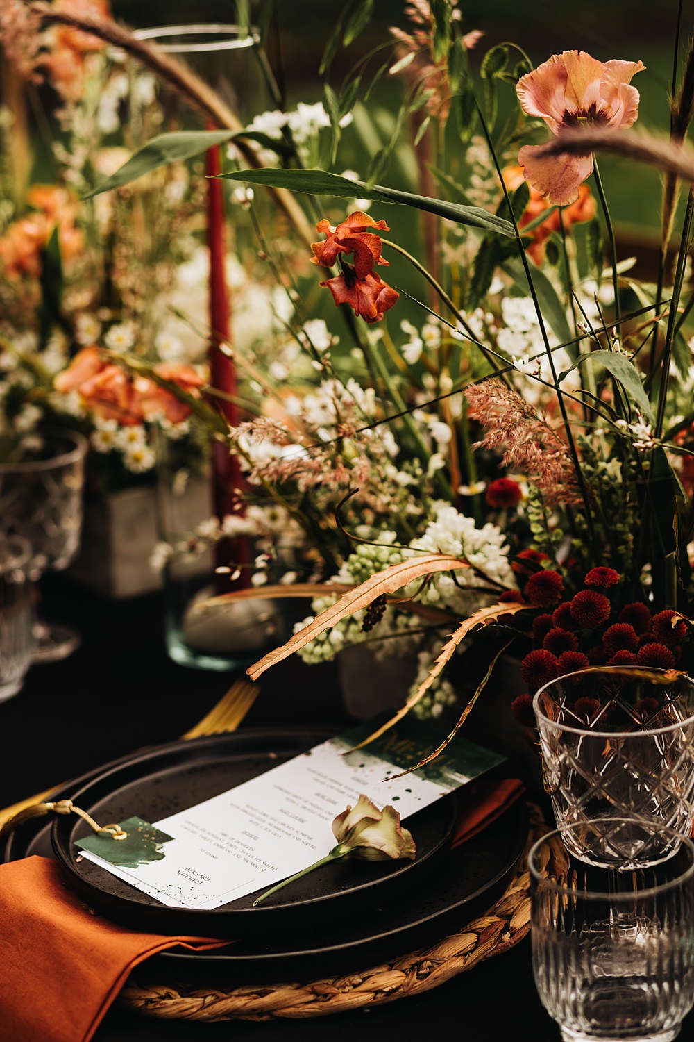 Place Setting Black Plate Rattan Place Mat Table Flowers Rust Green Wedding Ideas Julie Clarke Photography