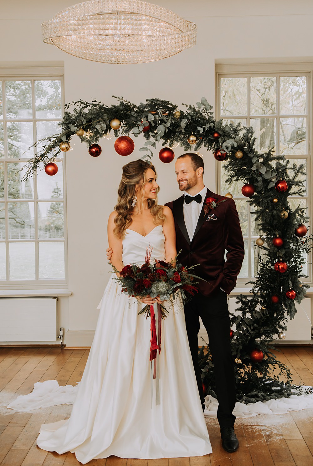 Magical Burgundy \u0026 Green Christmas Wedding Ideas, image size:1000x1489