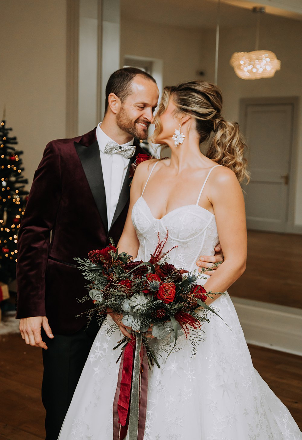 Magical Burgundy \u0026 Green Christmas Wedding Ideas, image size:1000x1456