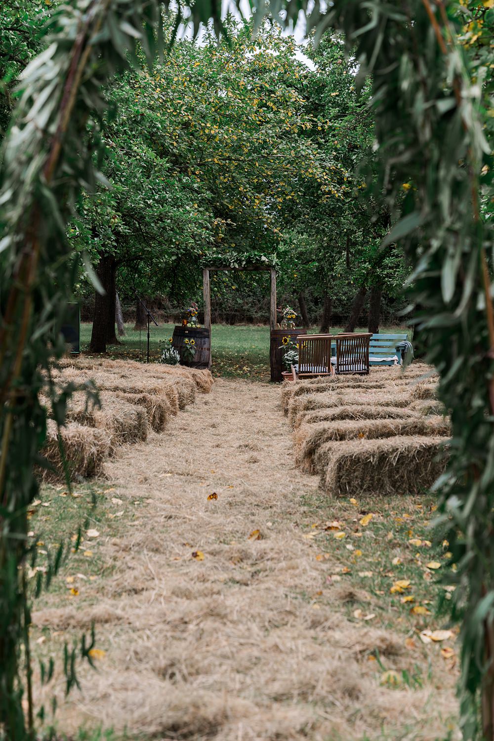 Rustic Apple Themed Orchard Wedding In The Country, image size:1000x1500